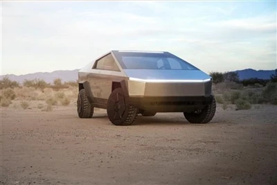 Tesla Cybertruck sparkades och dörren var inte deformerad.