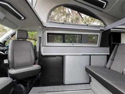 Bergsklättring och längdåkningscamping Volkswagen T6 Modifierad bil har inte ...