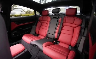 Porsche Taycan Modifierad svart och rött läderinteriör